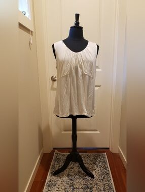 Liz Claibourn Scoop Neck White Sleeveless Tank Top With Accent Stitching